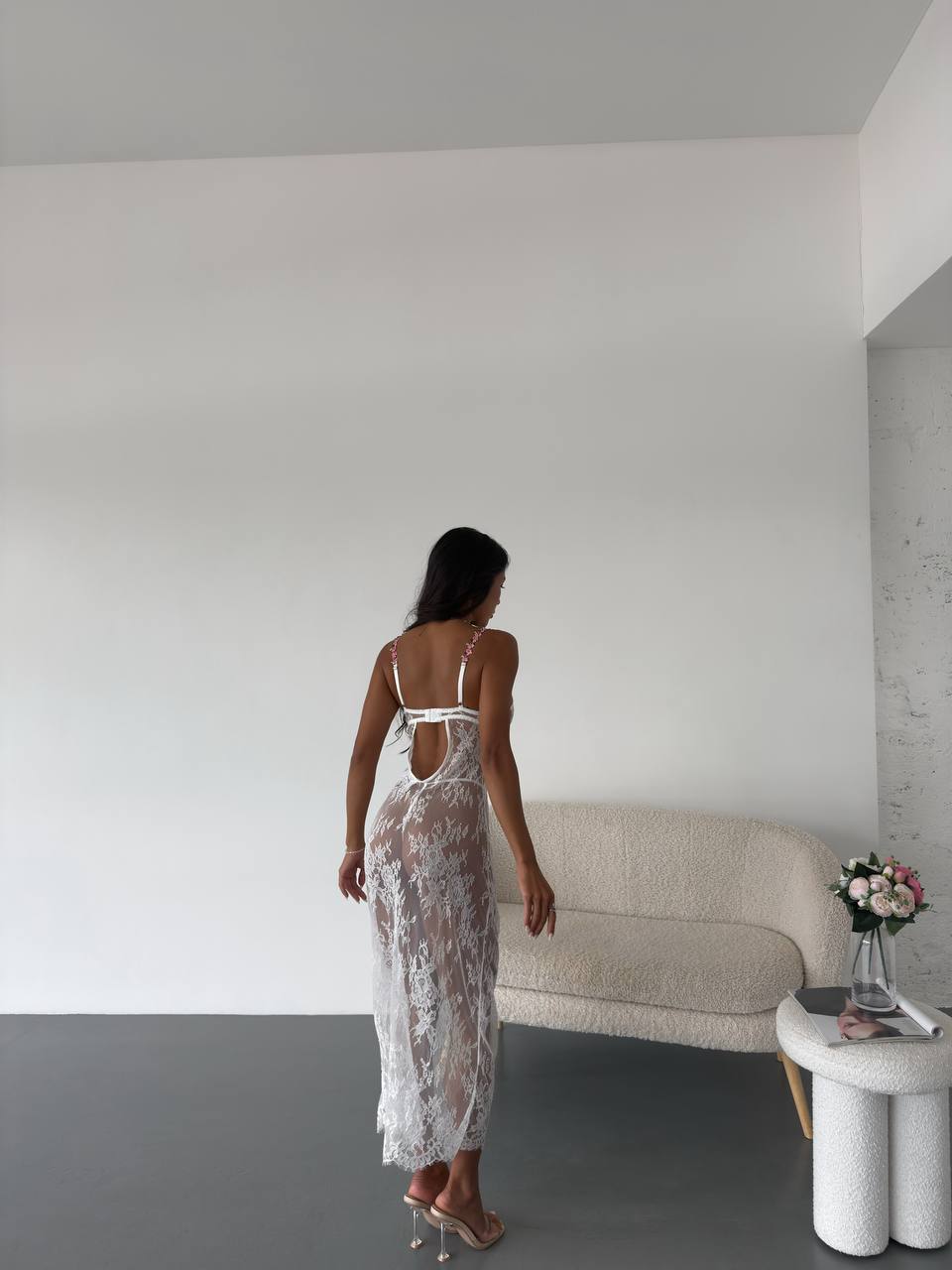 Beyaz Dantel Gecelik – Tanga Hediyeli 2 Parça Şık ve Romantik Set